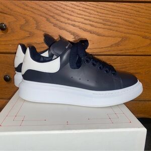 Alexander McQueen Women’s Chunky Oversized Sneakers Sz 9/39 Dark Navy & White
